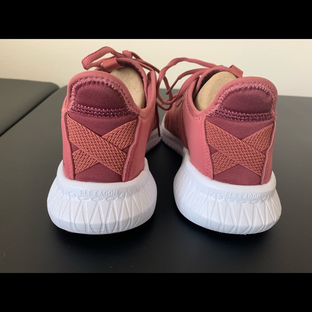 SOLD Size 8 Reebok Lightweight Training Shoes - Picture 3 of 13